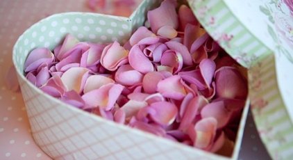 Rose_petals_table_decoration_slideshow