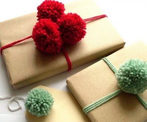gift-wrapping-present-idea-fun-easy-creative-unique-beautiful-craft-pom-pom-wool-diy-christmas-holiday-recycle-kids-wedding-family-collection-birthday-christmas-anniversary-festival-inspiration