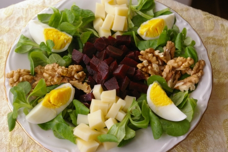 salade-de-mache-betterave-gruyere-noix-et-oeufs